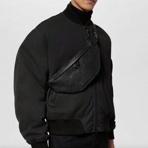 $2400 Louis Vuitton 2022 Black Embossed Monogram Discovery Belt Bumbag PM